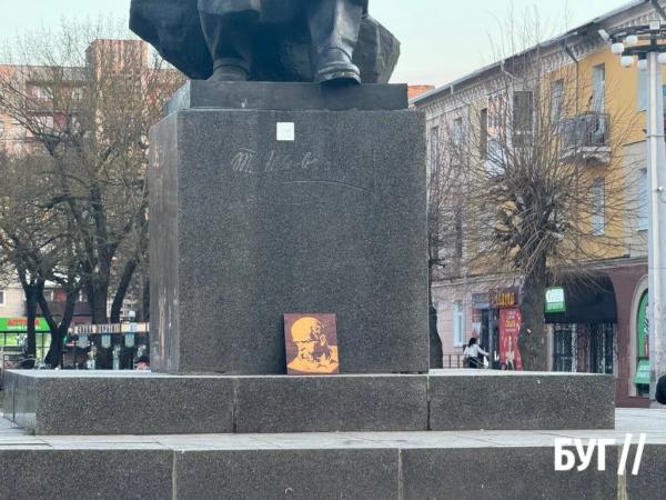 Фото дня: портрет Шевченка, що простояв біля пам&rsquo;ятника всю зиму | Новини Нововолинська