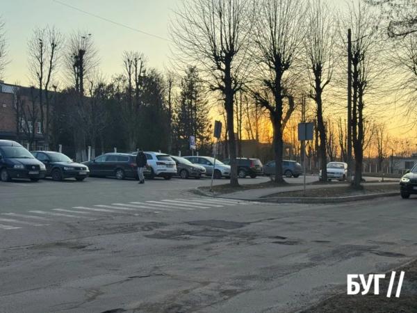 Фото дня: у Нововолинську комунальники ліквідовують аварійну ямковість на дорогах | Новини Нововолинська