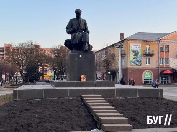 Фото дня: портрет Шевченка, що простояв біля пам&rsquo;ятника всю зиму | Новини Нововолинська