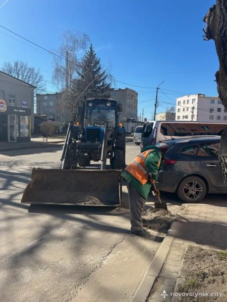 Фото дня: щоденна робота комунальників у Нововолинській громаді | Новини Нововолинська Фото дня: щоденна робота комунальників у Нововолинській громаді | Новини Нововолинська