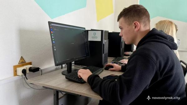 У Нововолинському електромеханічному фаховому коледжі запрацювали нові ІТ-простори та відкрили оновлену бібліотеку | Новини Нововолинська У Нововолинському електромеханічному фаховому коледжі запрацювали нові ІТ-простори та відкрили оновлену бібліотеку | Новини Нововолинська