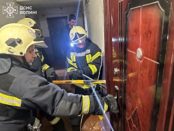 У Нововолинську рятувальники визволили з зачиненої квартири маленьку дитину | Новини Нововолинська