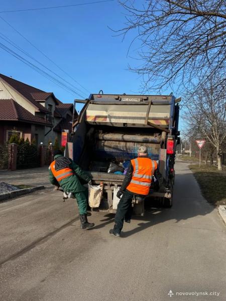 Фото дня: щоденна робота комунальників у Нововолинській громаді | Новини Нововолинська Фото дня: щоденна робота комунальників у Нововолинській громаді | Новини Нововолинська