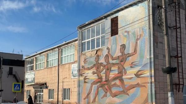 Розповіли, чи збережуть мозаїку на фасаді Будинку спорту у Нововолинську | Новини Нововолинська