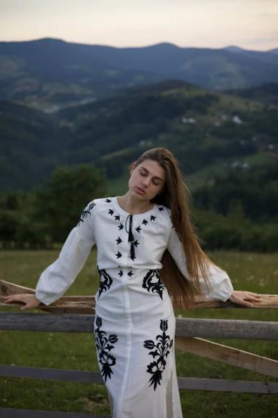 Красуня БУГу: Стасюк Анна про творчість, внутрішню опору та сміливість бути собою | Новини Нововолинська