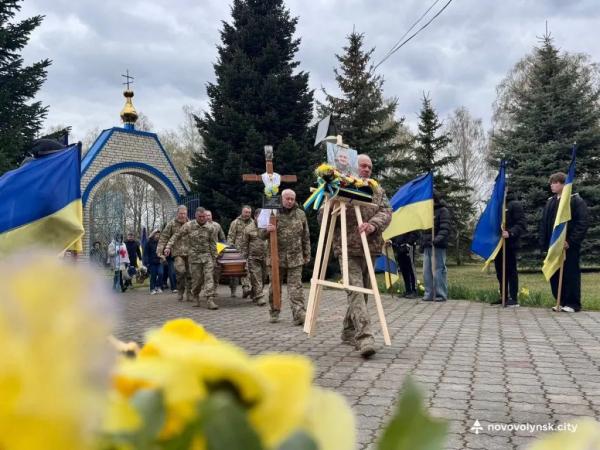 У Нововолинській громаді попрощалися із полеглим Захисником Сергієм Ковальчуком | Новини Нововолинська