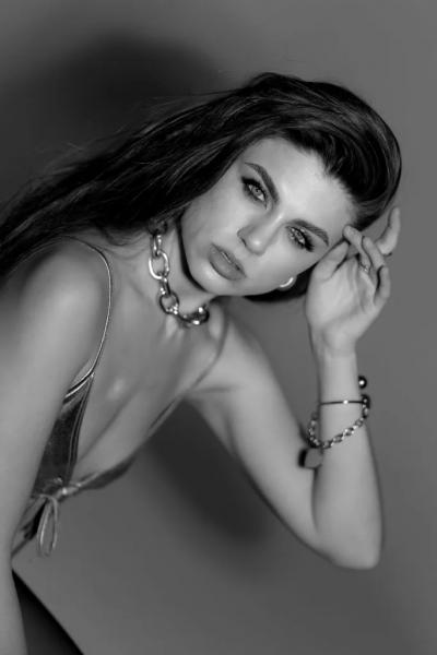 Красуня БУГу: Стасюк Анна про творчість, внутрішню опору та сміливість бути собою | Новини Нововолинська