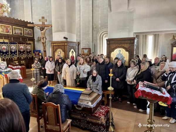З 2024 року воїн вважався зниклим безвісти: у Нововолинську попрощалися із полеглим Захисником Сергієм Смоляруком | Новини Нововолинська