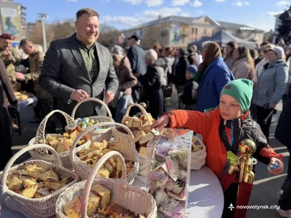 У Нововолинську спекли 200-кілограмову паску | Новини Нововолинська