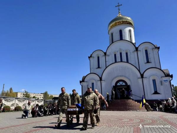 З 2024 року воїн вважався зниклим безвісти: у Нововолинську попрощалися із полеглим Захисником Сергієм Смоляруком | Новини Нововолинська