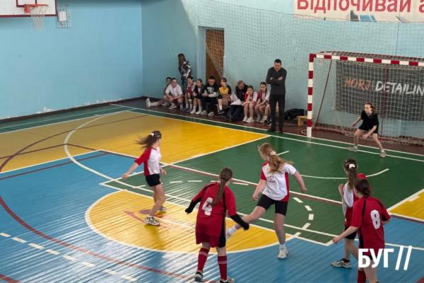 У Нововолинську відбувся районний етап змагань із масового футболу в межах проєкту &laquo;Пліч-о-пліч&raquo; | Новини Нововолинська