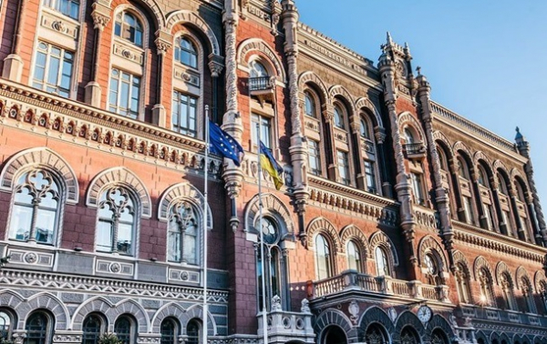 Продаж доларів на міжбанку впав нижче психологічної межі