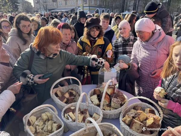 У Нововолинську спекли 200-кілограмову паску | Новини Нововолинська