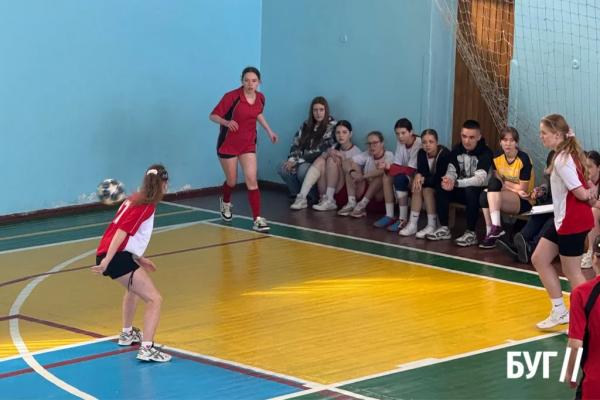 У Нововолинську відбувся районний етап змагань із масового футболу в межах проєкту &laquo;Пліч-о-пліч&raquo; | Новини Нововолинська