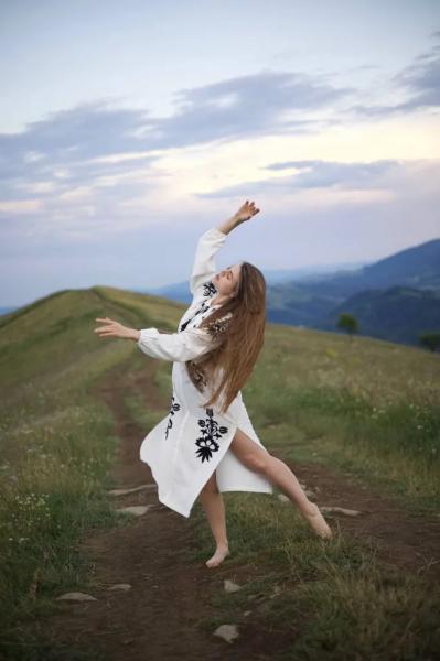 Красуня БУГу: Стасюк Анна про творчість, внутрішню опору та сміливість бути собою | Новини Нововолинська