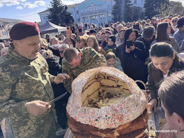 У Нововолинську спекли 200-кілограмову паску | Новини Нововолинська
