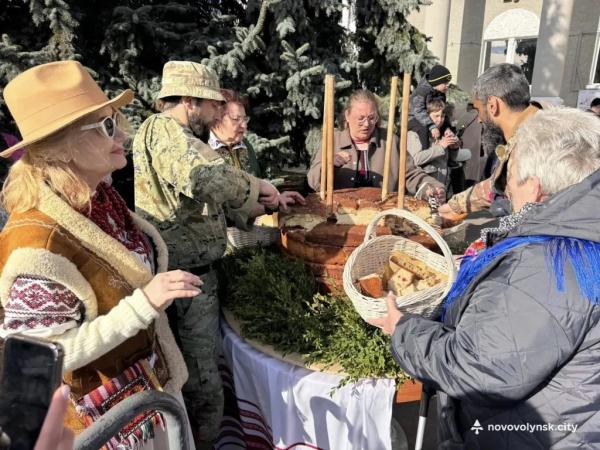 У Нововолинську спекли 200-кілограмову паску | Новини Нововолинська