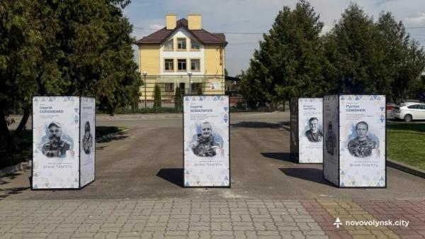 У Нововолинську оновили Алею Слави: встановили ще 13 портретів полеглих Захисників | Новини Нововолинська
