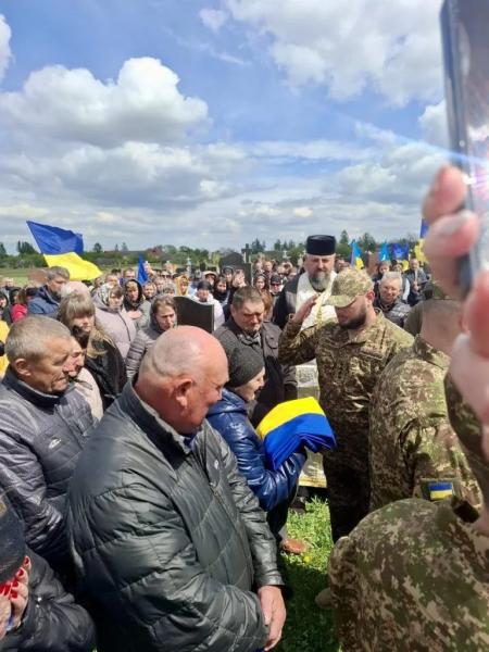 Литовезька громада попрощалася з полеглим Героєм Петром Олендром | Новини Нововолинська