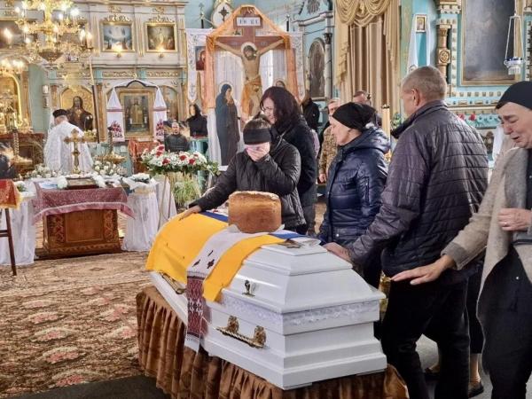Литовезька громада попрощалася з полеглим Героєм Петром Олендром | Новини Нововолинська
