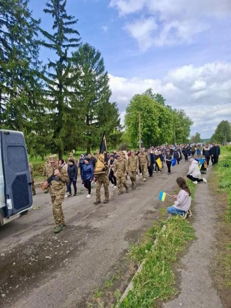 Литовезька громада попрощалася з полеглим Героєм Петром Олендром | Новини Нововолинська