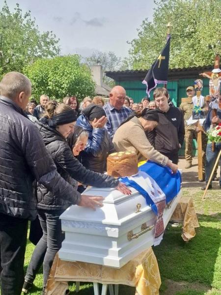 Литовезька громада попрощалася з полеглим Героєм Петром Олендром | Новини Нововолинська