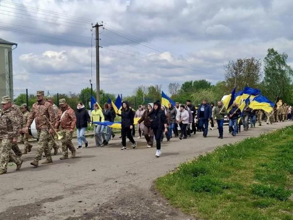 Литовезька громада попрощалася з полеглим Героєм Петром Олендром | Новини Нововолинська