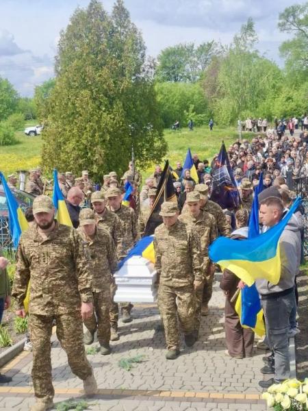 Литовезька громада попрощалася з полеглим Героєм Петром Олендром | Новини Нововолинська