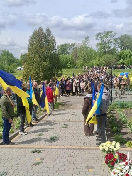Литовезька громада попрощалася з полеглим Героєм Петром Олендром | Новини Нововолинська