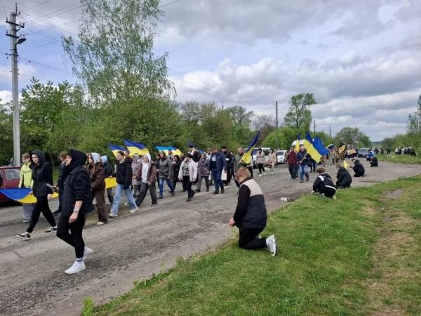 Литовезька громада попрощалася з полеглим Героєм Петром Олендром | Новини Нововолинська