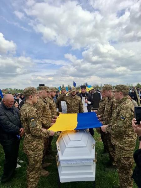Литовезька громада попрощалася з полеглим Героєм Петром Олендром | Новини Нововолинська