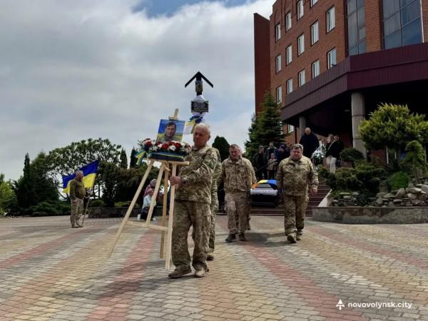 У Нововолинській громаді попрощалися із полеглим Захисником Олександром Грабовим | Новини Нововолинська У Нововолинській громаді попрощалися із полеглим Захисником Олександром Грабовим | Новини Нововолинська