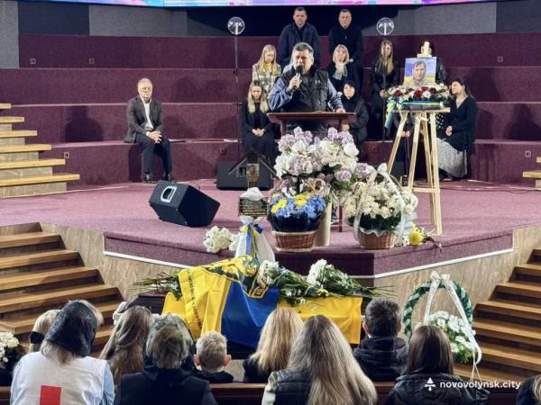 У Нововолинській громаді попрощалися із полеглим Захисником Олександром Грабовим | Новини Нововолинська У Нововолинській громаді попрощалися із полеглим Захисником Олександром Грабовим | Новини Нововолинська