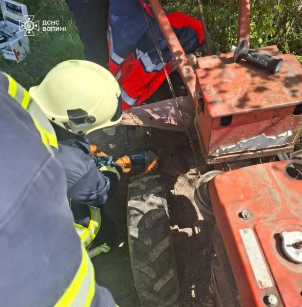 У Поромівській громаді чоловіку затисло ногу в шнеку комбайна | Новини Нововолинська