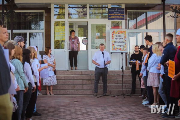 Колектив Нововолинського ЦПТО радо зустрів першокурсників на урочистій лінійці | Новини Нововолинська