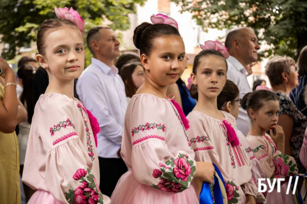 Випускники Нововолинських ліцеїв отримали свідоцтва з відзнакою: фоторепортаж | Новини Нововолинська