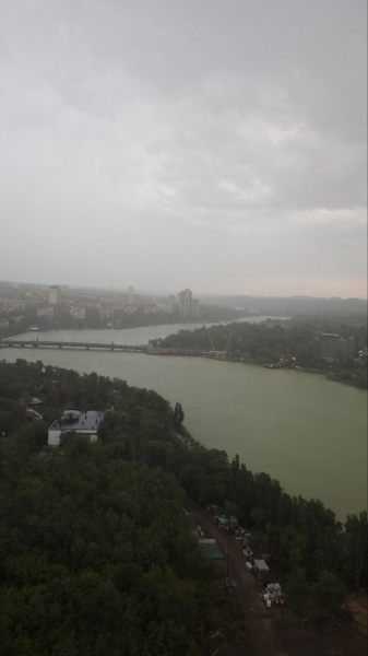 У Донецьку дерево, що впало, вбило 10-річного хлопчика, у Горлівці та Зугресі &mdash; руйнування та пожежі - 13 липня 2025 :: Донеччина