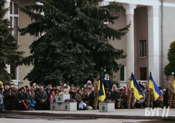 Нововолинськ зустрів двох Героїв Романа Тивонюка та Володимира Дацюка, які віддали своє життя за Україну | Новини Нововолинська