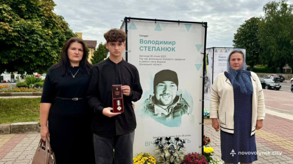 Родинам загиблих воїнів з Нововолинської громади вручили їхні ордени «За мужність» | Новини Нововолинська