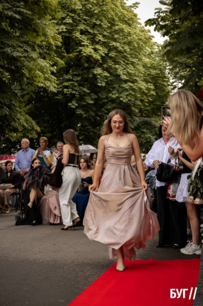Випускники Нововолинських ліцеїв отримали свідоцтва з відзнакою: фоторепортаж | Новини Нововолинська