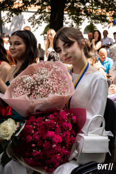 Випускники Нововолинських ліцеїв отримали свідоцтва з відзнакою: фоторепортаж | Новини Нововолинська