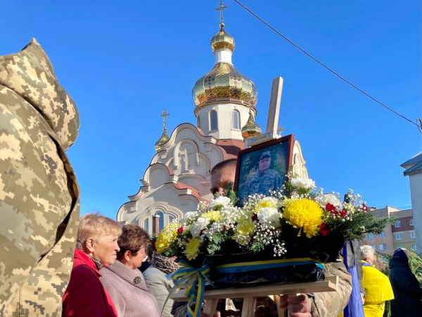 Нововолинська громада попрощалася з полеглим Героєм Юрієм Ковальчуком | Новини Нововолинська