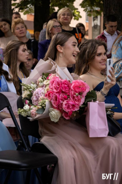 Випускники Нововолинських ліцеїв отримали свідоцтва з відзнакою: фоторепортаж | Новини Нововолинська