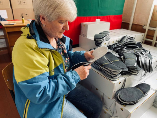 Щоб на фронті було тепло: волонтерка з Нововолинська шиє устілки для військових | Новини Нововолинська