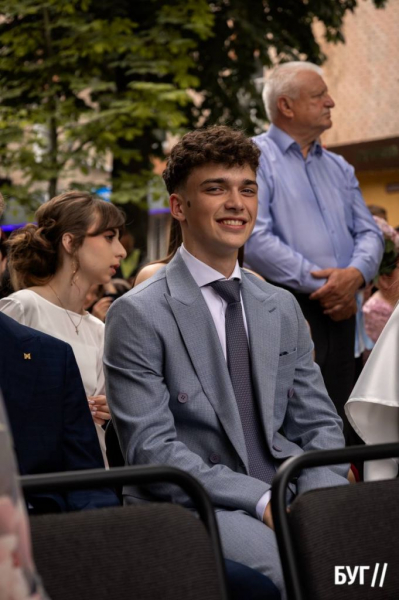 Випускники Нововолинських ліцеїв отримали свідоцтва з відзнакою: фоторепортаж | Новини Нововолинська