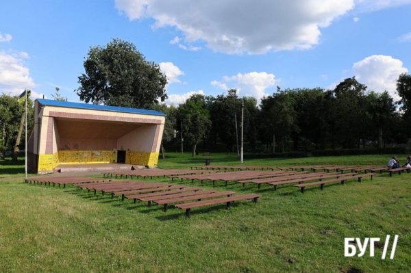 Фото дня: на території «літньої естради» у Нововолинську встановили лавки | Новини Нововолинська Фото дня: на території «літньої естради» у Нововолинську встановили лавки | Новини Нововолинська