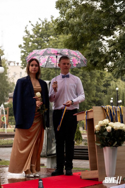 Випускники Нововолинських ліцеїв отримали свідоцтва з відзнакою: фоторепортаж | Новини Нововолинська