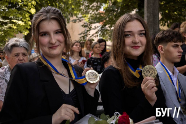 Випускники Нововолинських ліцеїв отримали свідоцтва з відзнакою: фоторепортаж | Новини Нововолинська