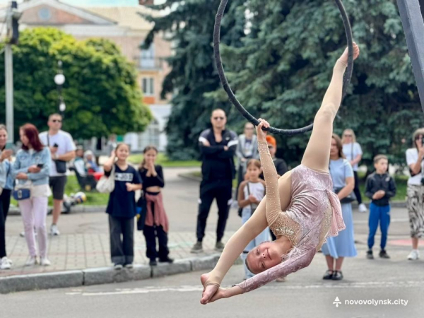 Залізна воля і підтримка фронту: у Нововолинську провели стритліфтинг-турнір | Новини Нововолинська