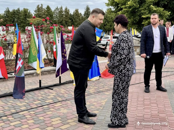 Вшанували Героїв: родинам загиблих воїнів вручили звання «Почесний громадянин Нововолинської громади» | Новини Нововолинська Вшанували Героїв: родинам загиблих воїнів вручили звання «Почесний громадянин Нововолинської громади» | Новини Нововолинська